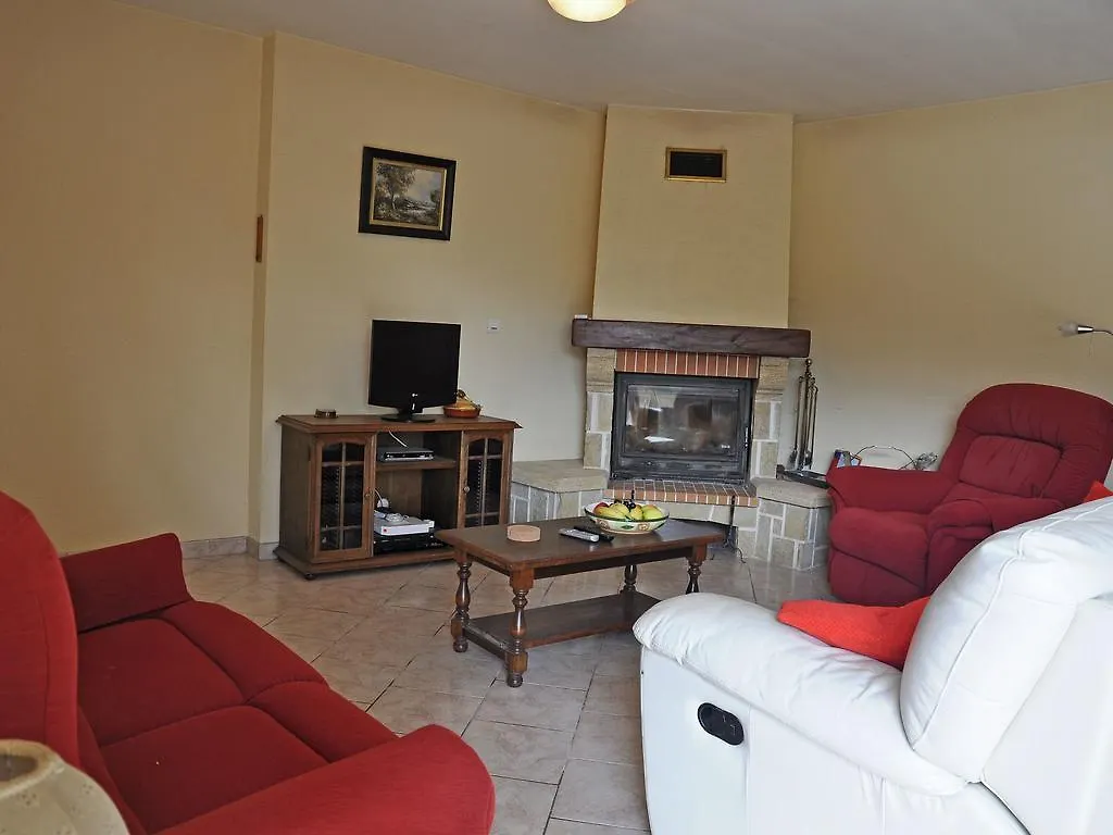 Traditional Villa With Pool Estang