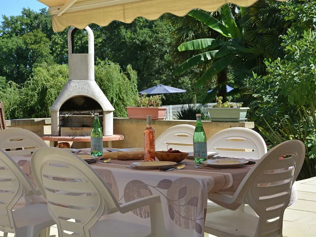 Traditional Villa With Pool Estang